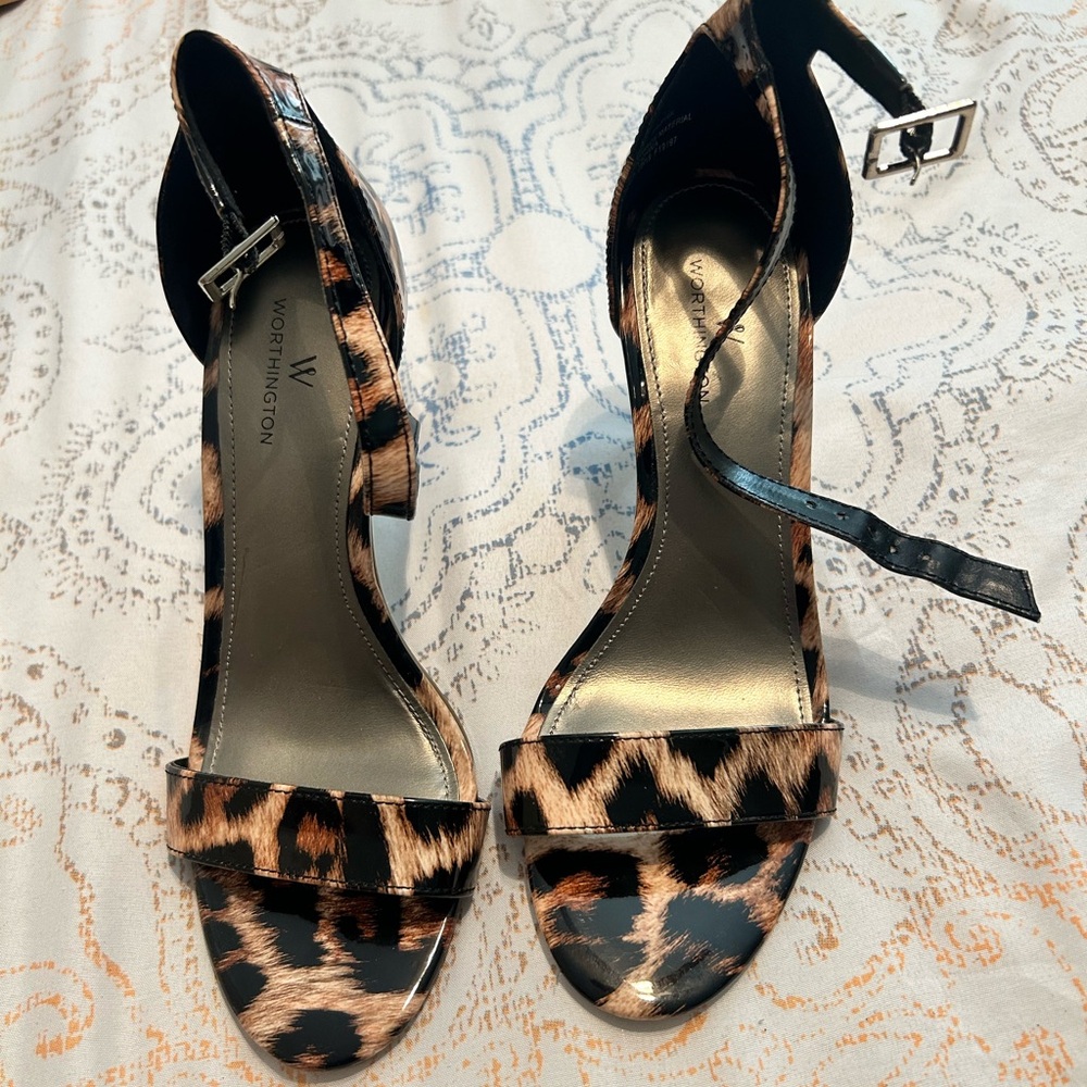 Animal print size 7 heels. 3 1/2 inch heel.